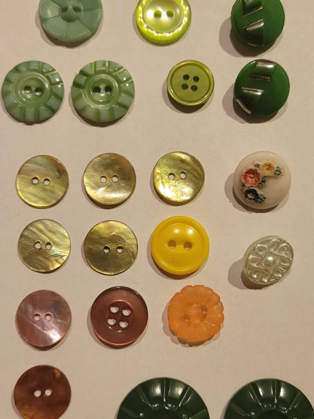 Lot of Assorted Vintage Buttons - Picture 4 of 9